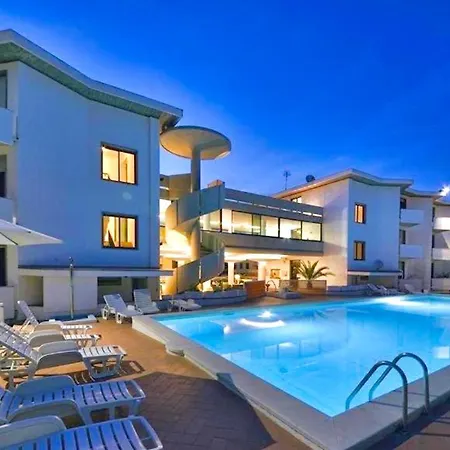 Isa-residence With Swimming-pool In Marina Di Only 700 Meters From The Sea, Studio-apartments With Air Conditioning And Private Outdoor Area شقة فندقية