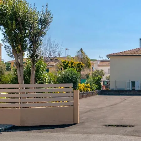 Isa-residence With Swimming-pool In Marina Di Only 700 Meters From The Sea, Studio-apartments With Air Conditioning And Private Outdoor Area Apart-hotel *